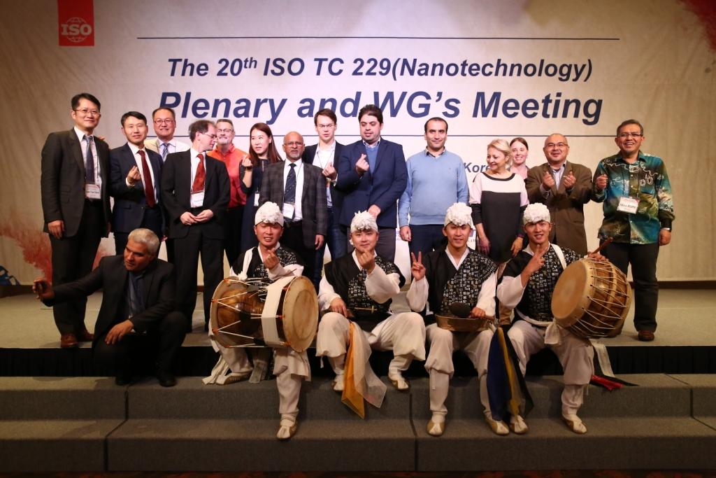 나노기술(ISO TC229) 국제표준회의 회의 기념 공연 후 단체사진